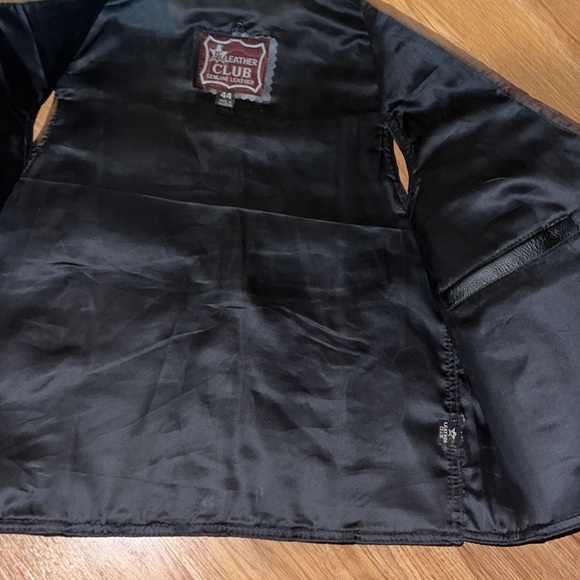 🏍️ 🦁 🏍️• ⚫️ Leather Club x Ridin’ Free Vibes ⚫️• 🦁🏍️ - Picture 6 of 8